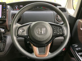 手元に各種スイッチがまとまり、運転姿勢を保ちながら必要な操作に移りやすい構成です。握りやすい形状で、日々の移動から長時間の運転まで扱いやすさに配慮されています。