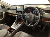 運転席周りのレイアウトをご覧ください。ナビゲーションが綺麗に装着されすっきり収まってますね!
