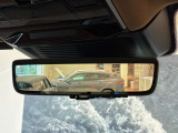 【クリアサイトリアビューモニター】が装備され荷室や後席に乗車してリアガラスが見ずらくなってしまった際にもルーフに付いているカメラでモニターに映し出すことが可能です。