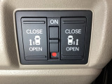 リアドアは乗り降りに便利な両側電動スライドドアです。また運転席に座っていながらスイッチ操作で自在にスライドドアを開け閉めできます。