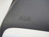 ◆助手席エアバッグ◆SRSエアバッグは、シートベルトだけでは防ぎきれない衝突時の衝撃から乗員を守るための安全装置。衝突時に瞬時に膨らみ、頭部や胸部がダッシュボードに直接衝突するのを防ぎます。