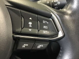 ハンドルの右側に追従機能の操作スイッチが付いています。高速道路などで、車が前の車との車間距離と速度を保ち追従していきます。高速道路でもアクセルを踏まずに運転することができるので疲労軽減できます。