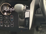 シンプルで操作性の良いシフトレバーです。
