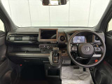 水平基調のインテリアデザインがすっきりとした車内と見晴らしのよい視界を与えてくれます。