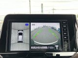 後方の様子を画面で確認でき、駐車や後退時の安全確認に役立ちます。車両周辺の映像とガイド表示を参考にしながら、周囲に気を配って操作できます。
