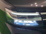 対象物が見やすく白く明るい光で夜間走行をサポートするフルLEDヘッドランプ(サイドビューランプ、クリアランスランプ、オートレベリング機能付き)を装備