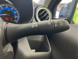 レバーには方向指示やライトに関する表示があり、運転席から視認しやすい配置です。必要な操作を手元で確認しやすく、日常の運転を支える装備として活用できます。