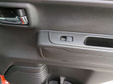 パワーウィンドウのスイッチですよ。運転席に居ながら窓を開け閉めのコントロールできます。
