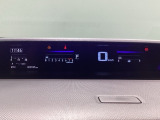 スピードメーターはこちら!すっきりとしたデザインで、昼間でも夜間でも見やすい設計になっています。