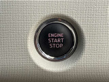 エンジンスタートボタンです。キーが車内にあれば、エンジンの始動・停止はブレーキを踏んでスイッチを押すだけ!キーを取り出す手間を省き、ワンプッシュでエンジンを操作するので簡単でスムーズです。
