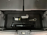 リヤには「いざ」という時のための工具が装備しております。ジャッキ・ナットレンチ・タイヤパンク修理キット・ミニコンプレッサーなどのお助けキットです。