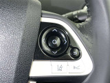ステアリングスイッチ付き。前方から目を離すことなく操作することが可能です。