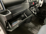 グローブボックスなどの多彩で便利な収納が設けられています。