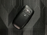 電子カードキーを携帯していれば、ドアハンドルやバックドアのリクエストスィッチを押すだけでドアの施錠、開錠が行えます。電子カードキーがないとエンジンが始動しない、盗難防止に役立つイモビライザー機能付