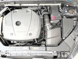 【T5エンジン(2.0L直列4気筒直噴ターボエンジン)】排気量を抑えながら、力強いパワーを発揮するまったく新しいボルボのエンジン。ゆとりあるドライビングプレジャーと心地よいドライビングフィールも実現。