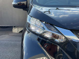 LEDヘッドライトはハロゲンランプの約2倍の光量で明るく遠くを照らし、夜間走行時の視認性を高めます。さらに長寿命や省電力、スタイリッシュな印象も際立たせます。