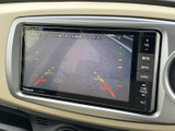 後方の様子を画面で確認でき、駐車時の周囲確認をサポートします。ガイド表示も備わっており、車庫入れや狭い場所での後退時に目安として活用できる便利な装備です。