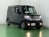 大きく開くスライドドアで狭い場所でも隣を気にすることなく楽に乗り降りできます