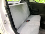 後席は座面と背もたれが一体感のあるすっきりした形状で、明るいシートが車内に清潔感を添えます。窓から光が入り、同乗者にも落ち着いて過ごしやすい空間です。