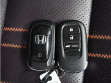 ◆スマートキー◆カギをバッグやポケットに入れたままでもドアロックの開閉ができる『スマートキー』付き!雨天や暗くなってもカギを取り出す必要がなくドアの開錠&エンジンも始動できます