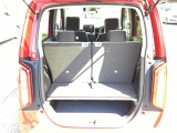 2段でも積める便利な荷室。備え付けのボードを使えば上下で積みわけができて便利です。
