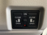 リアドアは乗り降りに便利な両側電動スライドドアです。また運転席に座っていながらスイッチ操作で自在にスライドドアを開け閉めできます。
