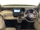 車内は光触媒抗菌消臭施工済です。インパネ周りはスタイリッシュなデザインで機能や装備も充実しています。グローブボックスやカップホルダーのほかにトレーなどたくさんの収納スペースが付いています。