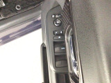運転席のスイッチで全てのウィンドウの開閉操作を行うことができます。ロックボタンをONにしておくと、運転席以外のウィンドウは作動しないのでお子様を乗せているときなども安心ですね♪