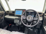 運転席まわりです。 各操作スイッチは使いやすい位置に配置されてます。