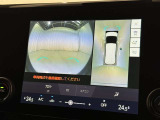 パノラミックビューモニターを装備。駐車場や交差点でクルマを真上から見るように周囲を確認できます。機能の詳細は販売店スタッフまでおたずねください。