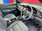 運転席も広々とゆったりしております。アームレストも装備しており快適にドライブしていただけます。フロントシートヒーター付きです