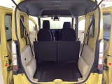 開口部も広く荷物の積み下ろしもしやすいお車となっております。4人乗りでも充分な荷室のスペースがあります。シートの背もたれは5:5の割合で分割して可倒できるので、長いお荷物などを載せることもできます。