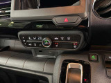 車内の温度を快適に調整するオートエアコンが装備されております。