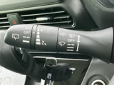 視界を確保するワイパー操作は、レバー一本で簡単に。雨天時でもスムーズな運転をサポートします。ワンタッチで操作できる機能も便利です。