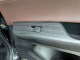 パワーウィンドウのスイッチですよ。運転席に居ながら窓を開け閉めのコントロールできます。