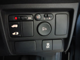 片側電動スライドドア。荷物で手が塞がる時でも簡単にドアの開閉が出来ます。何より力いらずで開閉OK。女性やお年寄りにも優しい。電動機能はOFFにもできますから元気なお子様の駆け出しも安心。