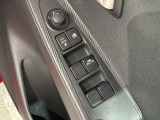 狭い駐車場で便利な電動格納ドアミラーが付いています。