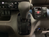 CVT車のセレクトレバーです。低速から高速まで、変速ショックのないスムーズな走りと、エンジン効率のよい領域を維持して燃費にも貢献します。サイドブレーキはスイッチ操作の電子制御パーキングブレーキです。