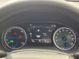 速度や燃料残量などの情報を運転席からまとめて確認できるメーターまわりです。中央にも走行に関する表示があり、必要な情報を視線移動を抑えて把握しやすい構成です。