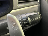 レバーには各種ライトに関する表示があり、運転席から目に入りやすい位置にまとまっています。手元で表示を確認しながら操作でき、夜間や天候の変化する場面にも便利です。