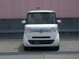 天井も両サイドも真っ直ぐなBOX型のボディだから、頭上も肩まわりも余裕たっぷり。開放感のあるリラックス空間で、運転中の動作もラクラクです。