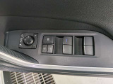 パワーウィンドウのスイッチですよ。運転席に居ながら窓を開け閉めのコントロールできます。