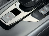 電動パーキングブレーキです。ブレーキペダルを踏み込み、Pスイッチを引き上げると作動、押し下げると解除されます。
