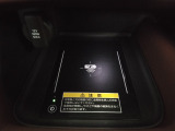ワイヤレス充電器を装備しており、スマートフォンを置くだけで充電できます。