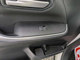 パワーウィンドウのスイッチですよ。運転席に居ながら窓を開け閉めのコントロールできます。
