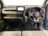 車内は光触媒抗菌消臭施工済です。インパネ周りはスタイリッシュなデザインで機能や装備も充実しています。グローブボックスやカップホルダーのほかにトレーなどたくさんの収納スペースが付いています。