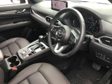 マツダは運転手中心の車つくりを行っております。上部に視認ゾーン、手が届く位置に操作ゾーンを配置し、運転に集中できるコックピットを演出しております☆