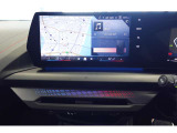 クルマの頭脳ともいえる、管理システム、iDrive。ナビだけではなく、オーディオ操作や車両情報の表示などをコントロールできます。便利さと安全性の向上にも繋がっています。