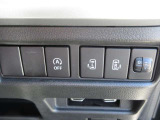運転席から左右のスライドドアを電動で開閉できるスイッチを備えています。狭い駐車場での乗り降りや雨天時の送迎など、荷物やお子様を抱えている際にもスムーズな乗降をサポートしてくれる実用的な仕様です。
