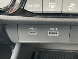 充電端子が装備されていますので車内でスマートフォンなどの充電が可能です。